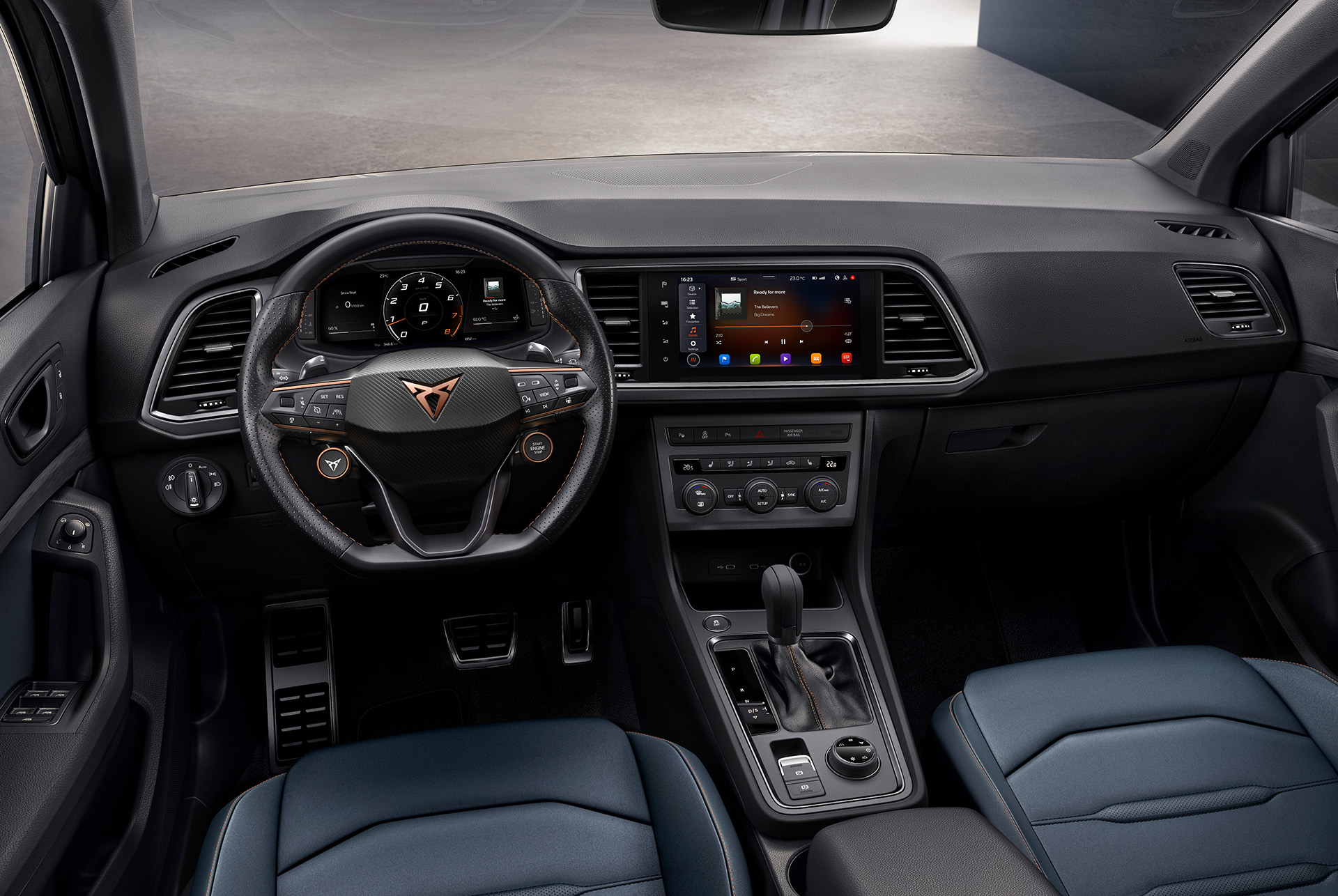 Interior view of the CUPRA Ateca dashboard, highlighting the six versatile driving modes, DSG automatic gearbox and 4WD technology for an enriched driving experience.